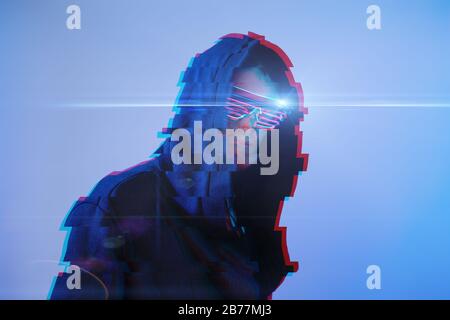 Mann in der Haube und Cyber-Brille. Spielfigur. Konzept der virtuellen Realität, Cyber-Spiele und Science Fiction. Bild mit Glitch-Effekt. Stockfoto