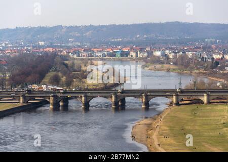 Fantastischer Blick auf die Dresdner Luft mit Brücke über die Elbe am sonnigen Frühlingstag, Deutschland Stockfoto