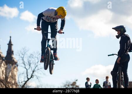 Lemberg, Ukraine - 12. März 2020: Junger Mann, der Tricks auf einem BMX-Fahrrad macht. Teenager fahren mit dem Fahrrad in einem urbanen Bike- und Skatepark Stockfoto