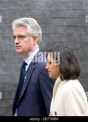 James Cartlidge MP (Con: South Suffolk) und Claire Coutinho MP (Con: East Surrey) in Downing Street, 13. März 2020 Stockfoto