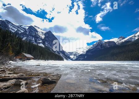 Mount fairview, teilweise gefrorener See, Lake Louise Banff National Park, Alberta Canada. Stockfoto