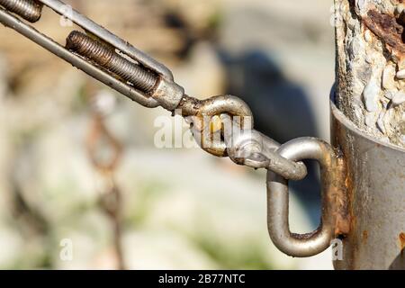 Edelstahl Spannschloss Haken und Stahlseil Seilverbindungsbinder und Verbindungen Konzept. Versteifung und Sicherungskonzept. Stockfoto