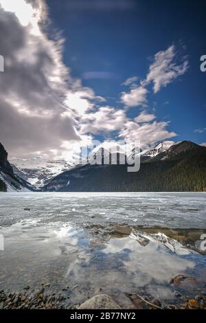 Mount fairview, teilweise gefrorener See, Lake Louise Banff National Park, Alberta Canada. Stockfoto