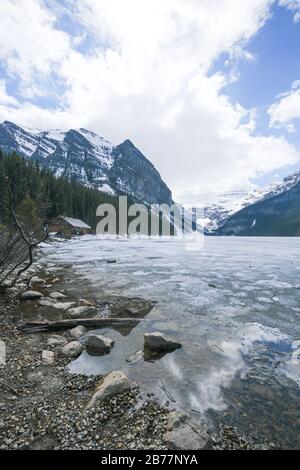 Mount fairview, teilweise gefrorener See, Lake Louise Banff National Park, Alberta Canada. Stockfoto
