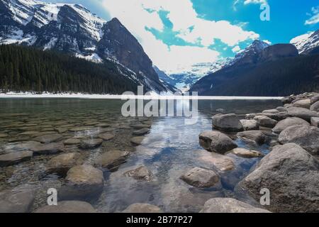 Mount fairview, teilweise gefrorener See, Lake Louise Banff National Park, Alberta Canada. Stockfoto