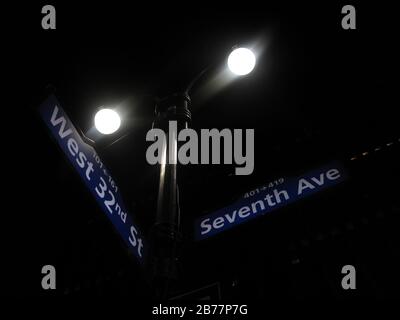 Ecke West 32nd Street und 7th Avenue, New York, bei Nacht Stockfoto
