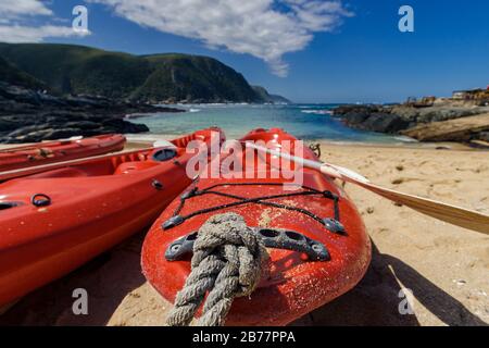 Nahaufnahme des Seilknotens von roten Kanus am Strand, Sturms River, Tsitsikampa National Park, Südafrika. Stockfoto