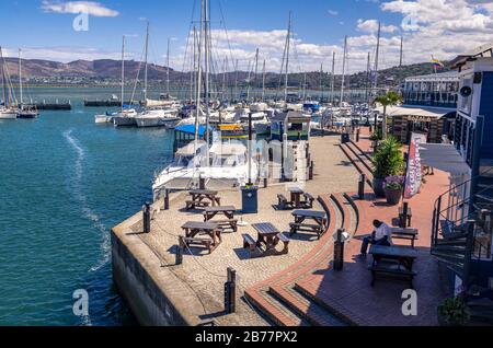 Mit Blick auf den Kai am Ufer der lagune von knysna auf der Gartenroute Knysnae Südafrika. Stockfoto