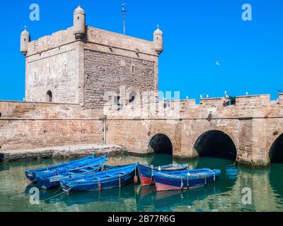 Die blauen Fischerboote im Hafen/Hafen von Essaouira, Marokko Stockfoto