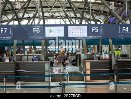 Check-in-Schalter am internationalen Flughafen Muscat, Oman Stockfoto