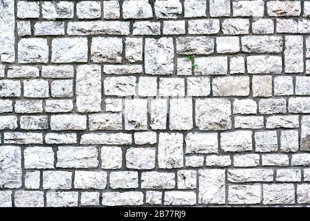 Hintergrund aus einer Wand aus blockförmigen Natursteinen Stockfoto