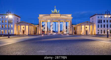 Panorama auf das beleuchtete Brandenburger Tor in Berlin im Morgengrauen Stockfoto