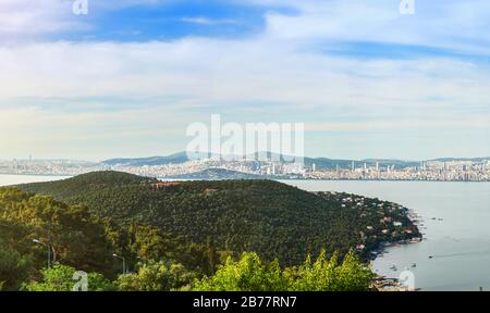 Der Blick auf die Insel Buyukada mit dem stadtbild von istanbul vom Gipfel des Hügels. Buyukada ist die größte der Prinzeninseln in istanbul, Türkei. Stockfoto