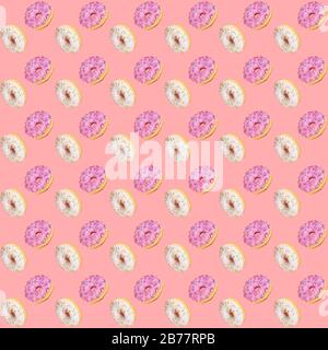 Trendige quadratische, nahtlose Muster traditioneller Donuts mit lilakalen und weißen Glasuren auf sanftem rosa Hintergrund. Regelmäßiges rhythmisches Muster. Draufsicht, Fla-Ansicht Stockfoto