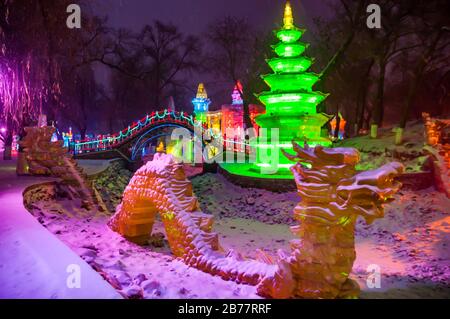 Eisplastiken beleuchteten am frühen Abend im Zhaolin-Park von Harbin. Stockfoto