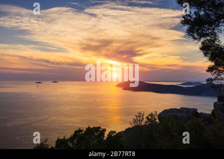 Blick auf den Sonnenuntergang über Burgazada und Heybeliada vom Hügel. Burgazada ist die drittgrößte der Prinzeninseln im Marmarameer, Istanbul, Türkei. Stockfoto