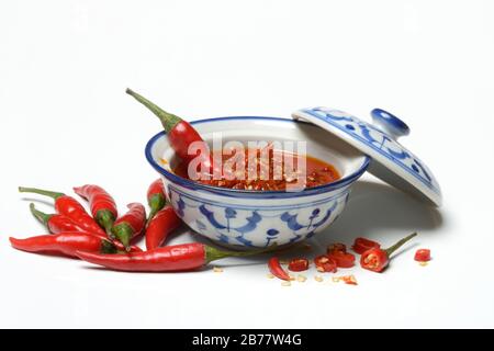 Zerkleinerte Chili Paprika in Öl in Schale, Deutschland Stockfoto