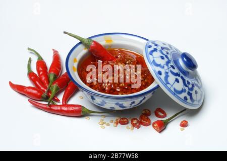 Zerkleinerte Chili Paprika in Öl in Schale, Deutschland Stockfoto