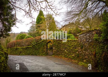 Tor in einer moosbedeckten Mauer, English Lake District Stockfoto