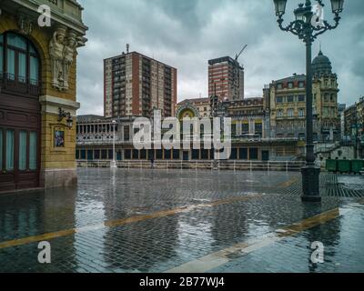 Bilbao, Biskaia, Spanien - 19. Mai 2019: Bahnhof Estacion Abando Bilbao vom Theater "Arriaga" an einem regnerischen Tag zu sehen Stockfoto