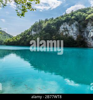 Der Nationalpark Plitvicer Seen ist einer der ältesten und größten Nationalparks in Kroatien und UNESCO-Weltkulturerbe. Schöner See im Park. Tra Stockfoto
