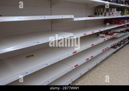 Eastbourne, Großbritannien.14. März 2020. Leere Regale in Sainsbury's Eastbourne heute Morgen, während Käufer weiterhin auf toilettenrollen und verzinnte Waren lagern. Eastbourne, East Sussex. Credit:Ed Brown/Alamy Live News Stockfoto