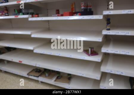 Eastbourne, Großbritannien.14. März 2020. Leere Regale in Sainsbury's Eastbourne heute Morgen, während Käufer weiterhin auf toilettenrollen und verzinnte Waren lagern. Eastbourne, East Sussex. Credit:Ed Brown/Alamy Live News Stockfoto