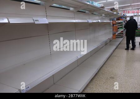 Eastbourne, Großbritannien.14. März 2020. Leere Regale in Sainsbury's Eastbourne heute Morgen, während Käufer weiterhin auf toilettenrollen und verzinnte Waren lagern. Eastbourne, East Sussex. Credit:Ed Brown/Alamy Live News Stockfoto