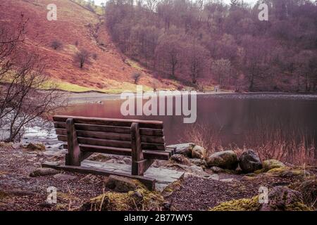 Holzbank mit Blick auf Grasmere, English Lake District Stockfoto