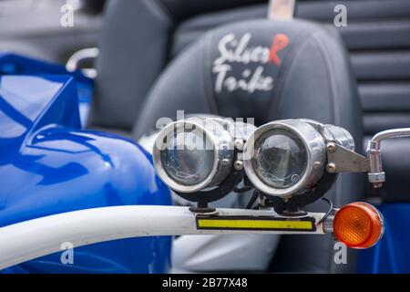 Uzhgorod, Ukraine - Jul 09, 2016: SilberR trike Detailaufnahmen. Schönes, maßgeschneidertes Dreirad Motorrad in blauer Farbe Stockfoto