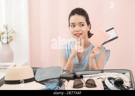 Fröhlicher Koffer Für Frauen Und Bereit Für Reisen Stockfoto