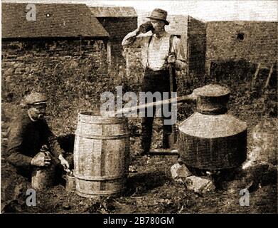 Die Zubereitung Von Töpfen (auch als Poitin, Potcheen oder Potheen bezeichnet) in Irland mit einem primitiven Stillen (C Rahmen). Der Name des Getränks stammt von Pota, was "Topf" (kleiner Kupferdestillationstopf) bedeutet. Das potente Gebräu wird im Allgemeinen aus Getreide, Getreide, Molke, Zuckerrüben, Melasse oder Kartoffeln hergestellt, kann aber tatsächlich aus jeder Zutat hergestellt werden, die fermentierbar ist. Das irische Wort für einen Kater ist póit. Legale Versionen wurden von Traditionalisten als "Fälschungen" bezeichnet, da echte Töpfchen illegal sind und nicht verkauft werden können! Stockfoto