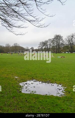 Brighton UK, 14. März 2020 - Die Fußballer genießen ein Spiel des Parksfußballs auf den Patcham Place Pitches am nördlichen Stadtrand, da alle Spiele der Premier League und EFL frühestens im April in England aufgrund der Coronavirus-Pandemie ausgesetzt wurden: Credit Simon Dack / Alamy Live News Stockfoto