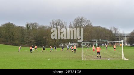 Brighton UK, 14. März 2020 - Die Fußballer genießen ein Spiel des Parksfußballs auf den Patcham Place Pitches am nördlichen Stadtrand, da alle Spiele der Premier League und EFL frühestens im April in England aufgrund der Coronavirus-Pandemie ausgesetzt wurden: Credit Simon Dack / Alamy Live News Stockfoto