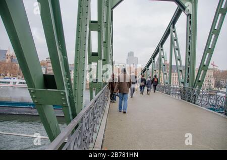 Frankfurter Fußgängerbrücke in der Nähe des Marktes. Stockfoto