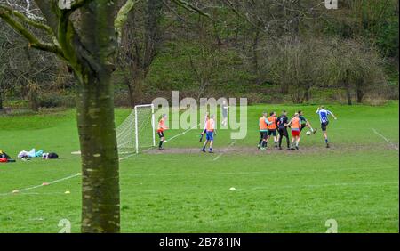 Brighton UK, 14. März 2020 - Die Fußballer genießen ein Spiel des Parksfußballs auf den Patcham Place Pitches am nördlichen Stadtrand, da alle Spiele der Premier League und EFL frühestens im April in England aufgrund der Coronavirus-Pandemie ausgesetzt wurden: Credit Simon Dack / Alamy Live News Stockfoto