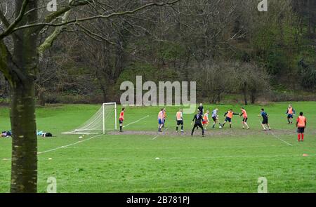 Brighton UK, 14. März 2020 - Die Fußballer genießen ein Spiel des Parksfußballs auf den Patcham Place Pitches am nördlichen Stadtrand, da alle Spiele der Premier League und EFL frühestens im April in England aufgrund der Coronavirus-Pandemie ausgesetzt wurden: Credit Simon Dack / Alamy Live News Stockfoto