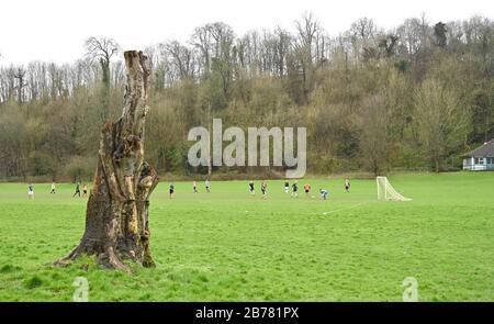 Brighton UK, 14. März 2020 - Die Fußballer genießen ein Spiel des Parksfußballs auf den Patcham Place Pitches am nördlichen Stadtrand, da alle Spiele der Premier League und EFL frühestens im April in England aufgrund der Coronavirus-Pandemie ausgesetzt wurden: Credit Simon Dack / Alamy Live News Stockfoto