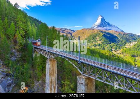 Zermatt, Schweiz. Gornergrat roter Touristenzug auf der Brücke und Matterhorn Peakpanorama in den Schweizer Alpen Stockfoto