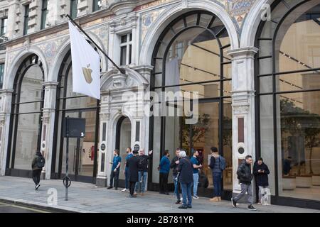 Mitarbeiter stehen heute Morgen außerhalb des Apple Store in der Regent Street, London, da sie den Kunden sagen, dass das Geschäft geschlossen ist. Apple schließt alle Geschäfte außerhalb Von Großchina bis zum 27. März als Reaktion auf die Coronavirus-Pandemie. Stockfoto