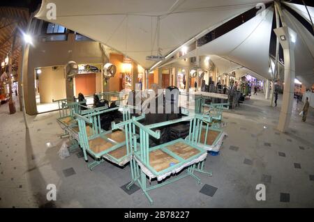 (200314) - KUWAIT-STADT, 14. März 2020 (Xinhua) - Foto vom 13. März 2020 zeigt ein leeres Außenrestaurant in Kuwait-Stadt, Kuwait. Kuwait hat am Mittwoch beschlossen, Menschen zu verbieten, in Restaurants und Cafés zu gehen, einschließlich in Einkaufszentren, als Teil der Bemühungen, der Verbreitung von COVID-19 entgegenzutreten. (Foto von Asad/Xinhua) Stockfoto