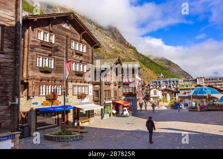 Zermatt, Schweiz - 7. Oktober 2019: Blick auf die Straße in den berühmten Skiort Schweizer Alpen, Menschen Stockfoto