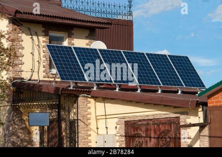 Solaranlagen auf dem Dach des Hauses. Aternative Energie. Solarbatterie Stockfoto