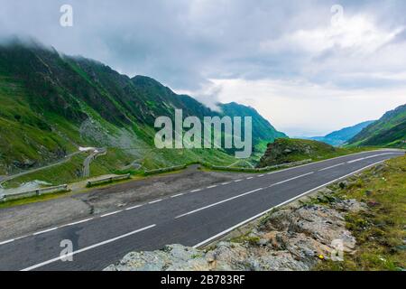 Alpenstraße durch das Bergtal. Epischer Blick auf die transfagarasan-route. Beliebtes Reiseziel. Wunderschöne Landschaft der fagaras-berge, rumänien. Stockfoto