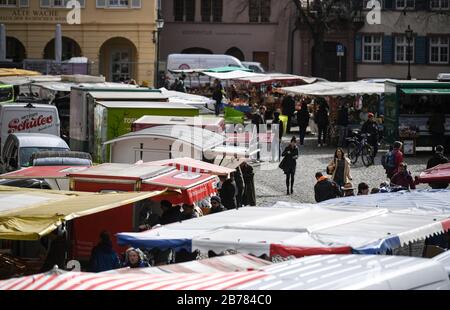 Freiburg, Deutschland. März 2020. Am Freiburger Dommarkt kaufen Menschen ein. Aufgrund der Auswirkungen des Corona-Virus sind in der Innenstadt weit weniger Menschen unterwegs. Credit: Patrick Seeger / dpa / Alamy Live News Stockfoto