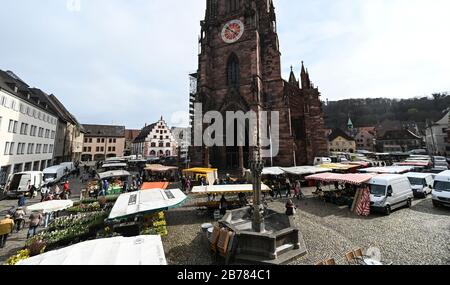 Freiburg, Deutschland. März 2020. Am Freiburger Dommarkt kaufen Menschen ein. Aufgrund der Auswirkungen des Corona-Virus sind in der Innenstadt weit weniger Menschen unterwegs. Credit: Patrick Seeger / dpa / Alamy Live News Stockfoto