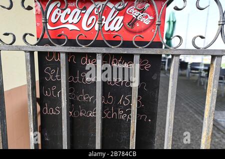 Freiburg, Deutschland. März 2020. Der Erbpächter des Sportbodenrestaurants des FSV Ebringen hat sein Restaurant wegen der aktuellen Corona-Viruslage geschlossen. Die Fußball-Verbände Baden-Württemberg haben den Spielverfall wegen des Corona-Virus vorübergehend eingestellt. Credit: Patrick Seeger / dpa / Alamy Live News Stockfoto