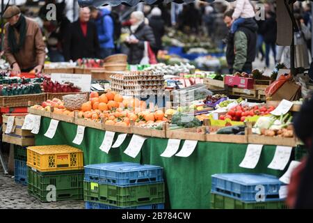 Freiburg, Deutschland. März 2020. Am Freiburger Dommarkt kaufen Menschen ein. Aufgrund der Auswirkungen des Corona-Virus sind in der Innenstadt weit weniger Menschen unterwegs. Credit: Patrick Seeger / dpa / Alamy Live News Stockfoto