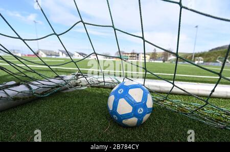 Freiburg, Deutschland. März 2020. Ein Fußball liegt in einem Tor auf dem leeren Fußballfeld. Die Fußball-Verbände Baden-Württemberg haben das Spiel wegen des Corona-Virus vorerst eingestellt. Credit: Patrick Seeger / dpa / Alamy Live News Stockfoto