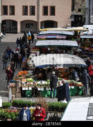 Freiburg, Deutschland. März 2020. Am Freiburger Dommarkt kaufen Menschen ein. Aufgrund der Auswirkungen des Corona-Virus sind in der Innenstadt weit weniger Menschen unterwegs. Credit: Patrick Seeger / dpa / Alamy Live News Stockfoto
